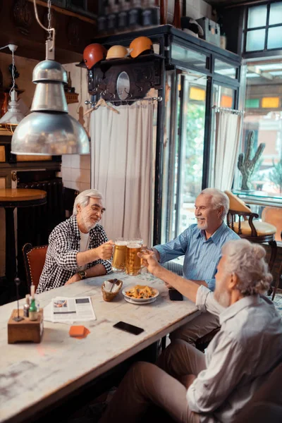 Mannen genieten van de avond tijdens het drinken van bier samen — Stockfoto