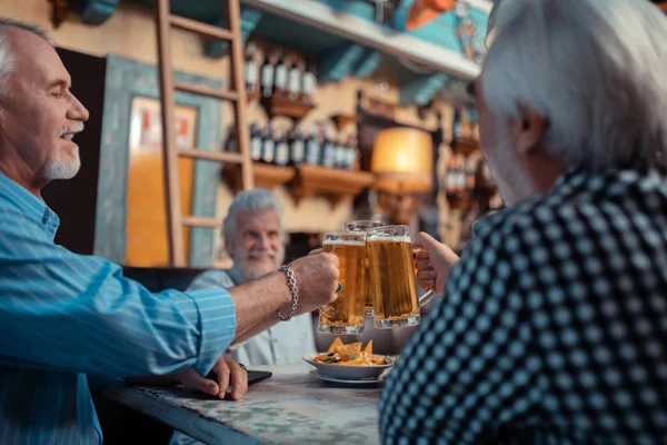 Três homens de cabelos grisalhos a refrescar e a beber cerveja — Fotografia de Stock