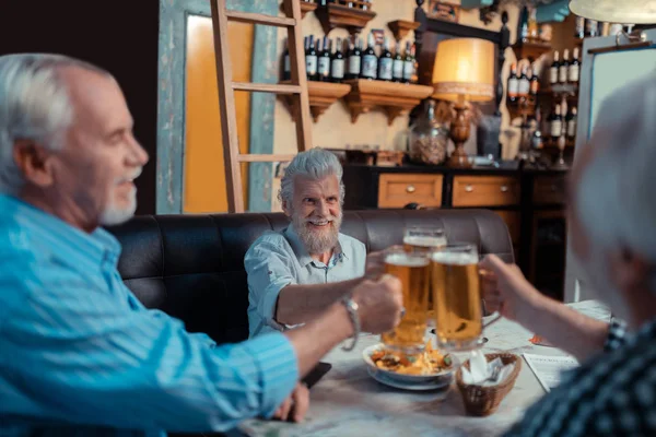 술집에서 저녁을 보내고 맥주를 마시는 연금 수령자 — 스톡 사진