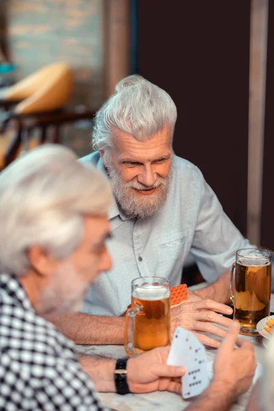 İki eski arkadaş bira içip kumar oynuyor. — Stok fotoğraf