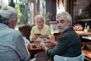 Yaşlı erkekler pub dışında oturan kumar