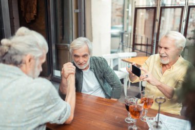 Arkadaşlarını bilek güreşi filme gri saçlı sakallı adam