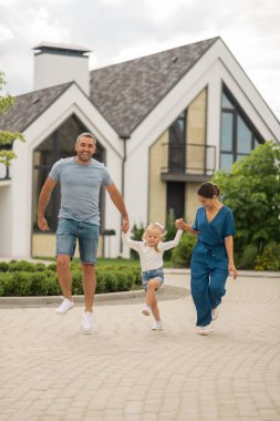 Mutlu ışınlama aile atlama ve yürürken çalışan