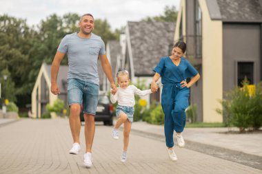 Anne ve babası ile eğlenirken çalışan kız