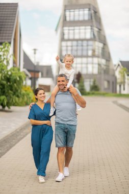 Aile yazlık şehirde akşam yürüyüş zevk iyi hissediyorum
