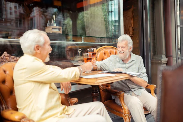 Dos viejos amigos disfrutando de su encuentro después de muchos años —  Fotos de Stock