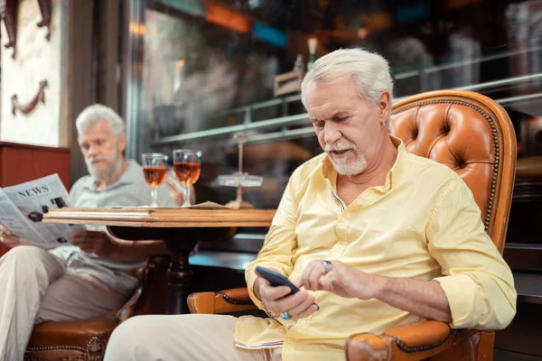 Hombre viejo usando anillos masivos enviando mensajes de texto a su esposa —  Fotos de Stock