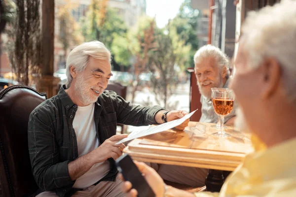 Три пенсионера празднуют свою встречу после столетий — стоковое фото