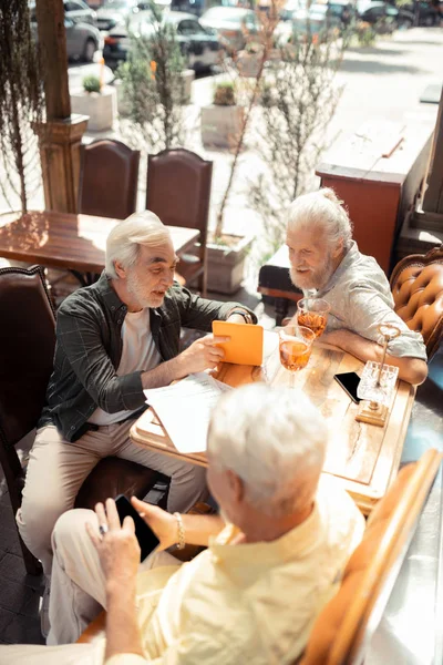 함께 시간을 즐기는 회색 머리 남자의 상단 보기 — 스톡 사진