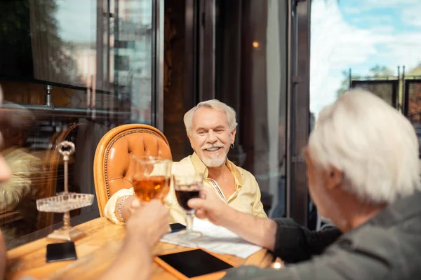 Män firar sin pensionering medan de dricker alkohol — Stockfoto