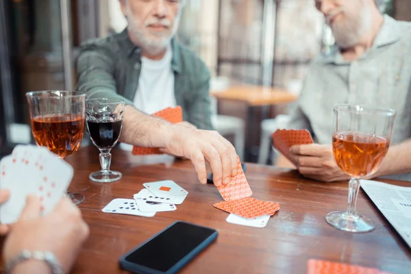 Hombres de pelo gris barbudo bebiendo alcohol y jugando a las cartas —  Fotos de Stock