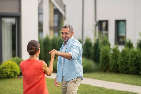 Esposo bailando con su encantadora esposa morena — Foto de Stock