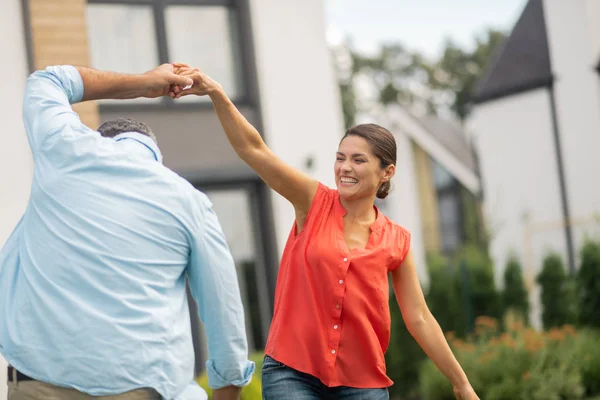 Alegre pareja sintiéndose increíble mientras baila cerca de casa — Foto de Stock