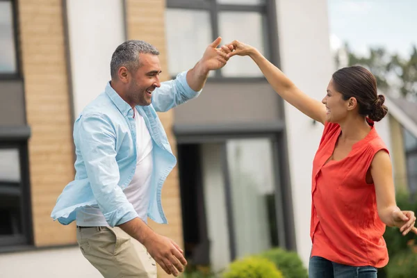 Cabello gris guapo marido bailando con esposa fuera — Foto de Stock