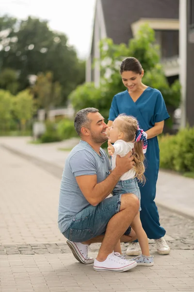 Mooi schattig meisje loopt naar Daddy terugkomen van Office — Stockfoto