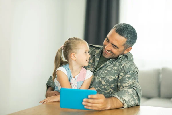 Mädchen spricht mit Papa, der nach dem Militärdienst nach Hause kommt — Stockfoto