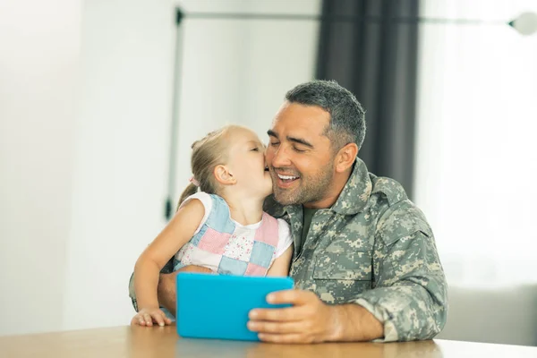 Mooi meisje zoenen Daddy dragen militair uniform — Stockfoto
