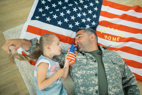 Militair dienaar gevoel aanraken praten met zijn kleine dochter — Stockfoto