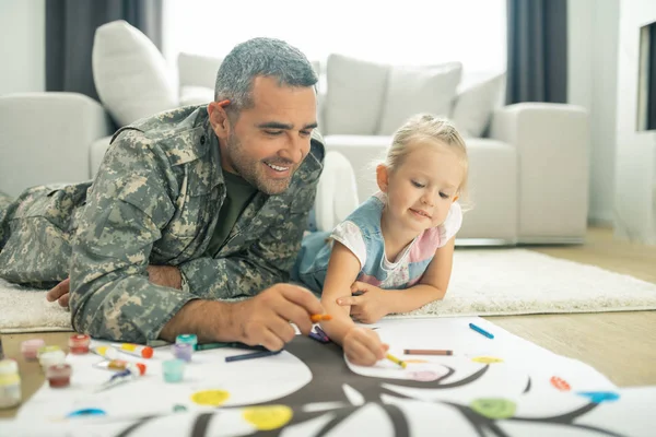 Militärdiener und seine Tochter malen gemeinsam Stammbaum — Stockfoto