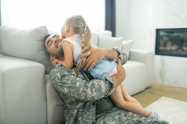 Ευτυχισμένος στρατιωτικός αξιωματικός αγκαλιάζει χαριτωμένο κόρη του σφιχτά — Φωτογραφία Αρχείου