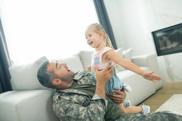 Dochter gevoel betrokken terwijl tijd doorbrengen met papa — Stockfoto