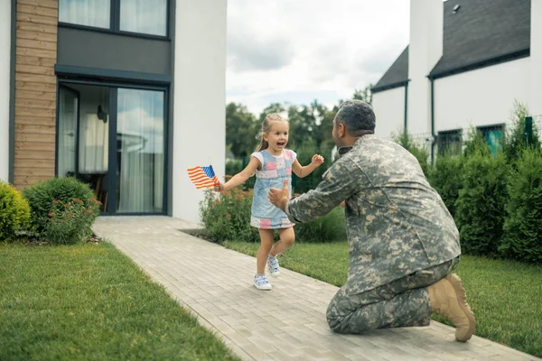 Военный слуга встречает свою милую милую девушку рядом с домом — стоковое фото