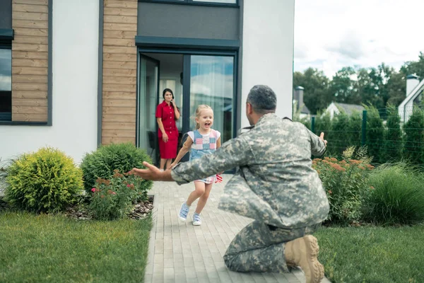 stock image Wife and daughter meeting their American hero at home