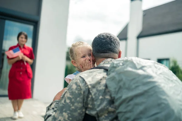 Hija llorando por la felicidad mientras ve a papá en casa — Foto de Stock