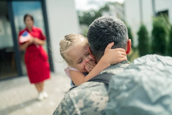 Dochter gevoel gedenkwaardig en aanraken terwijl knuffelen Daddy — Stockfoto