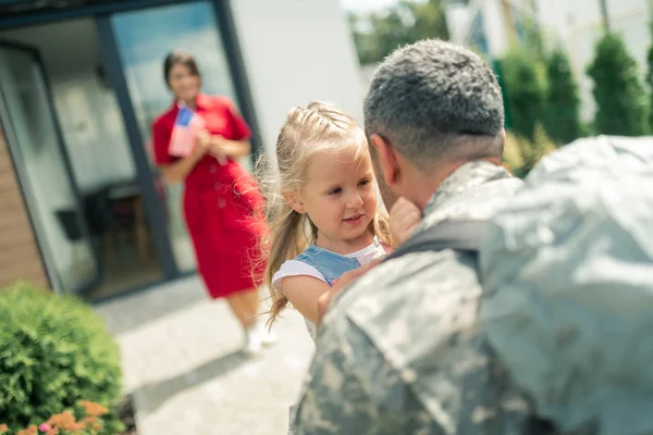 Militar regresando a casa y viendo a su esposa e hija — Foto de Stock