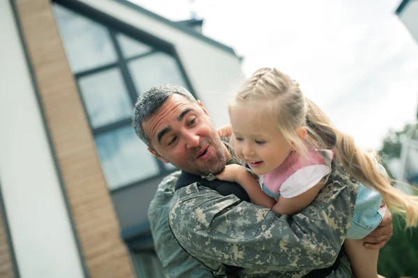 Bearded military officer feeling happy playing with his girl — Stock Photo, Image