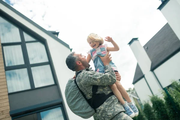 그의 딸을보고 믿을 수없는 느낌 군장교 — 스톡 사진