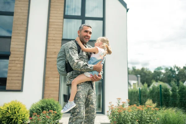 Serviceman érzés csodálatos állandó közelében ház lánya — Stock Fotó
