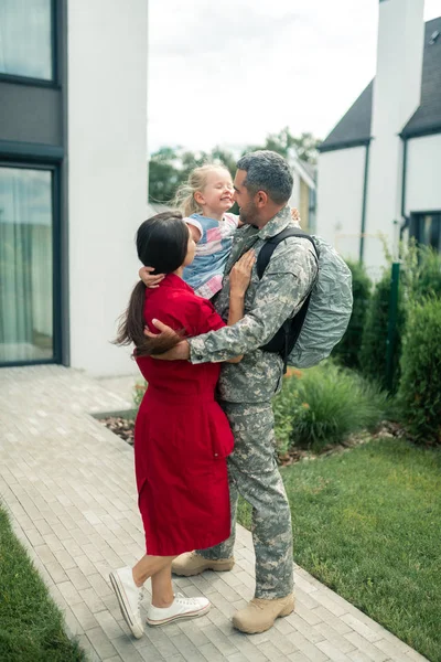 Родина після возз'єднання, коли чоловік повертається з військової служби — стокове фото