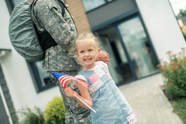 Dochter wandelen thuis met Daddy terugkeren van militaire dienst — Stockfoto