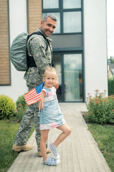 Soldado americano regresando a casa yendo a casa con su hija — Foto de Stock