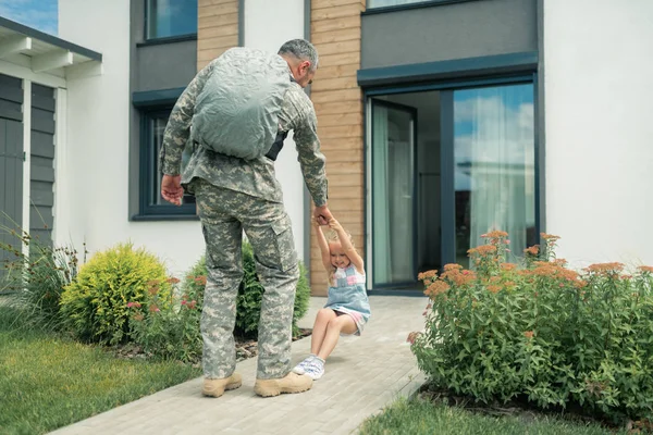 Cute girl not letting go her father serving in armed forces — Stock Photo, Image