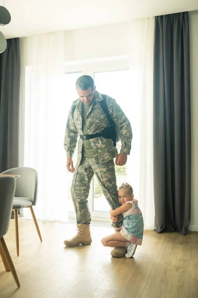 Man verlaten thuis voor militaire dienst zeggen vaarwel aan dochter — Stockfoto