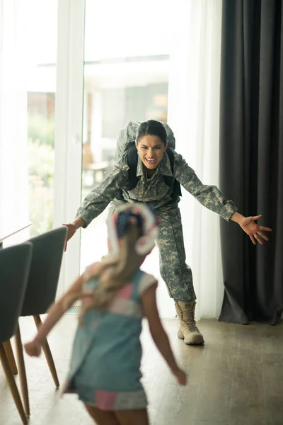 Emotionele militaire vrouw huilen terwijl het zien van haar kleine dochter — Stockfoto