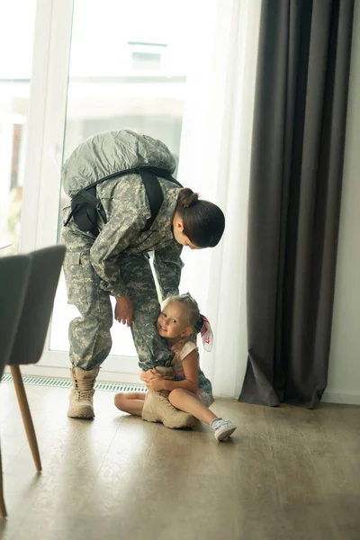 Hija no dejar ir a la madre sirviendo en las fuerzas armadas — Foto de Stock