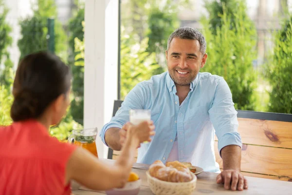 Pareja sintiéndose verdaderamente aliviada disfrutando del desayuno afuera — Foto de Stock