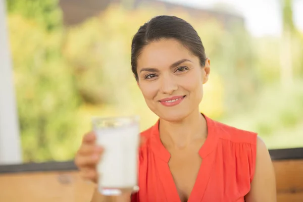 Bella donna d'affari godendo fine settimana e la colazione fuori — Foto Stock