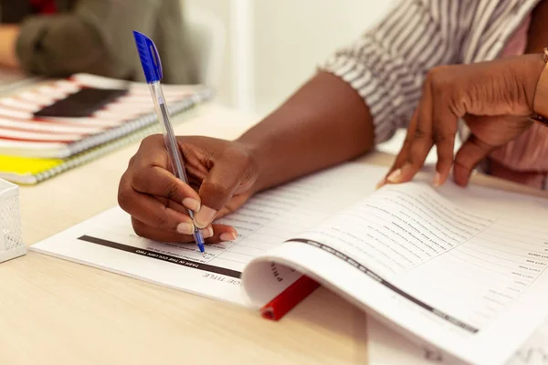 Primer plano de la mano femenina que toma notas —  Fotos de Stock