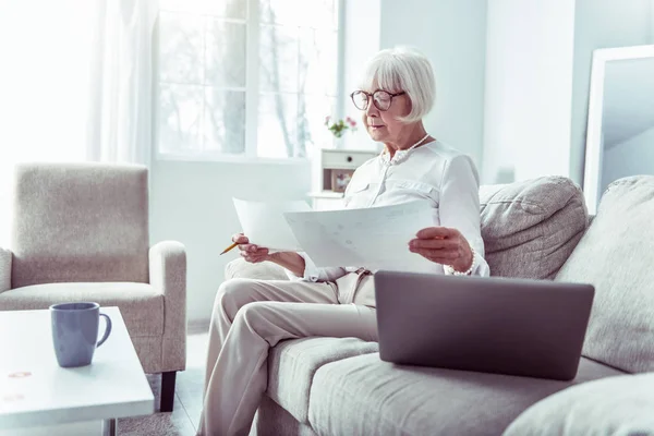 Ocupada mujer de negocios de edad avanzada que trabaja duro desde casa — Foto de Stock