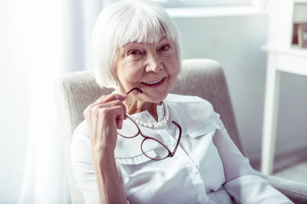 Närbild av vackra äldre damen med ansiktsrynkor leende brett — Stockfoto