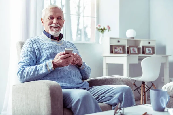 Vrolijke bebaarde gepensioneerde man gevoel gelukkig doorbrengen dag thuis — Stockfoto