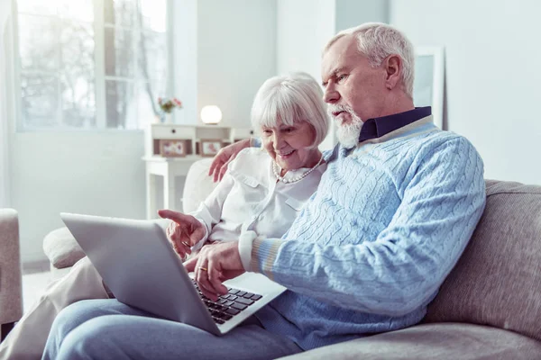 Paar moderne grootouders kijken naar laptop terwijl het hebben van video-chat — Stockfoto