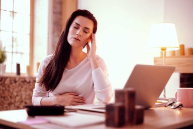 Konsantre genç esmer kadın düşüncelerin derin olmak