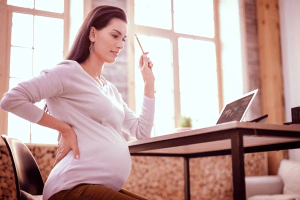 Charmante langhaarige Frau erschafft Idee für Projektarbeit — Stockfoto