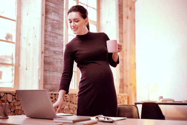 Increíble futuro mamá pasar su tiempo en el trabajo — Foto de Stock